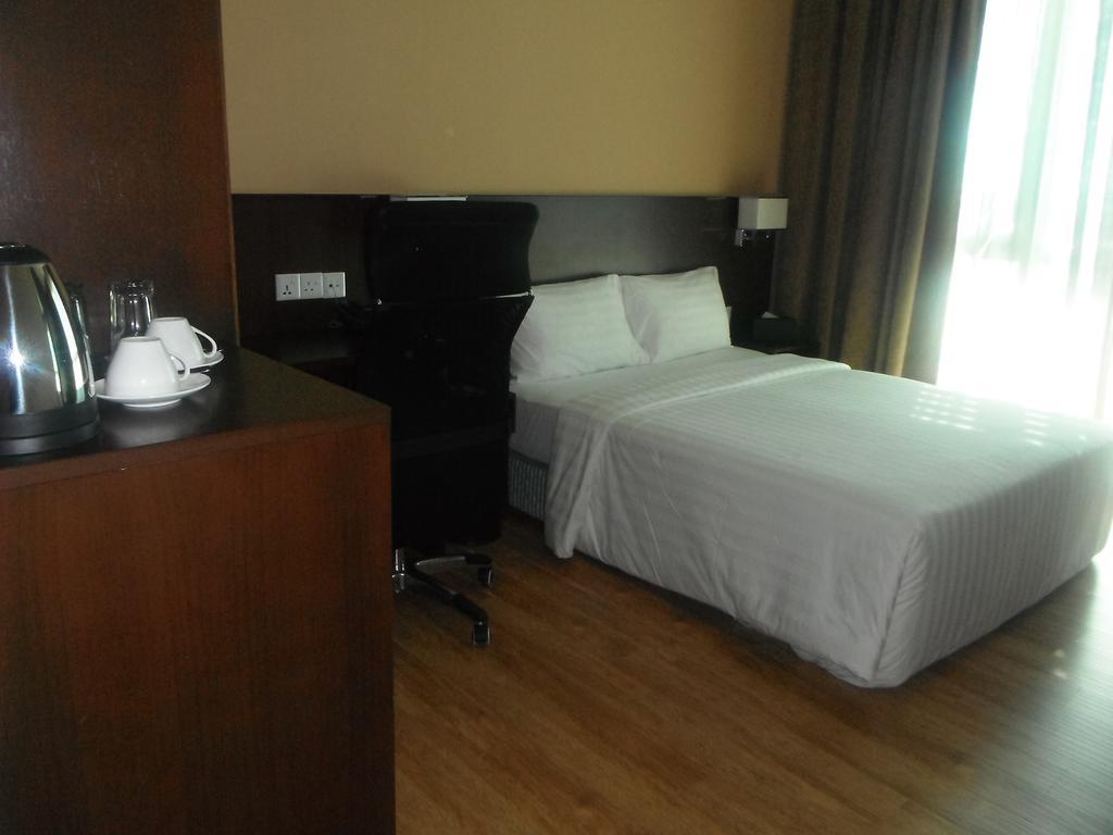 Keoja Hotel Kuala Belait Exterior photo
