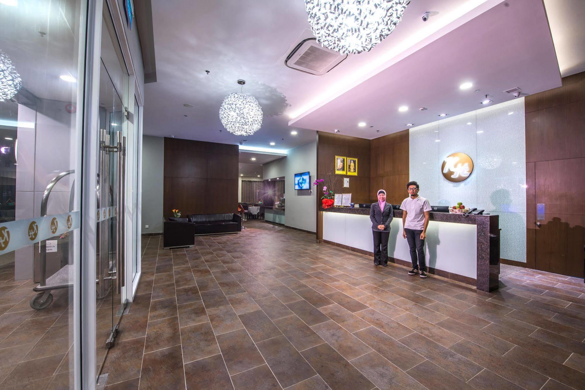 Keoja Hotel Kuala Belait Exterior photo