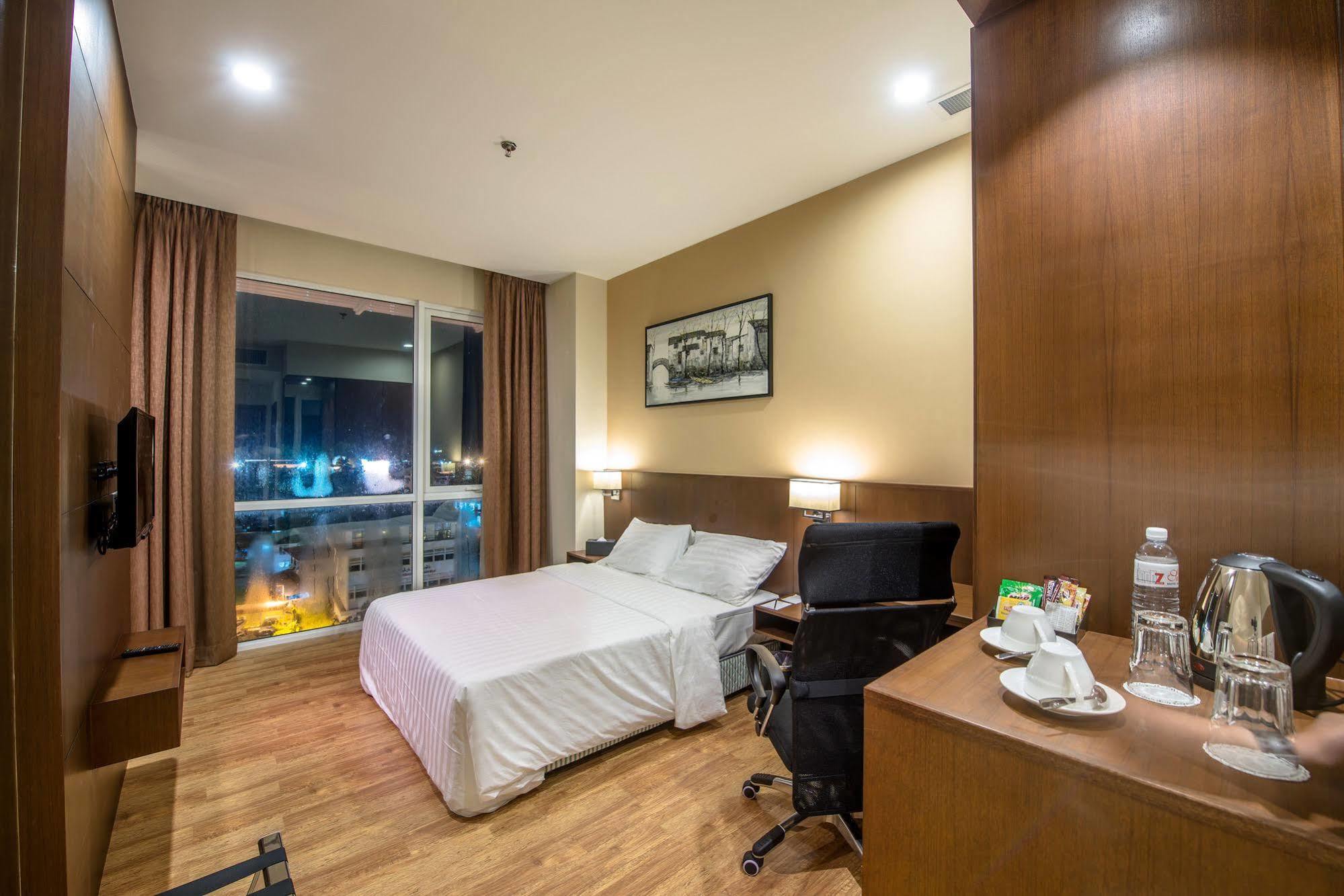 Keoja Hotel Kuala Belait Exterior photo